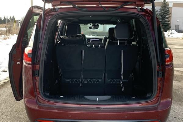 2022 Chrysler Pacifica Hybrid Limited cargo space