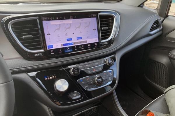 2022 Chrysler Pacifica Hybrid Limited interior
