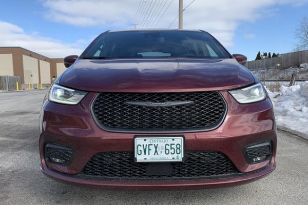 2022 Chrysler Pacifica Hybrid Limited interior