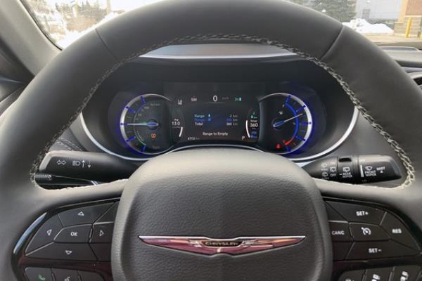 2022 Chrysler Pacifica Hybrid Limited interior